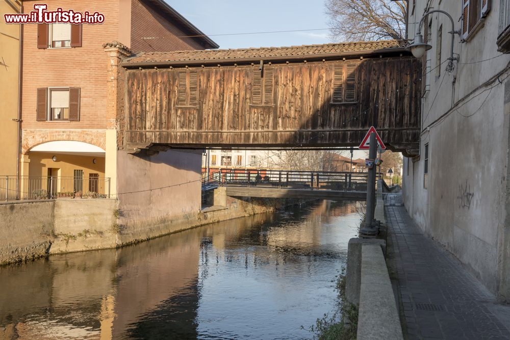 Immagine Un antico passaggio in legno al coperto sul Naviglio della Martesana nel centro di Gorgonzola, Lombardia.