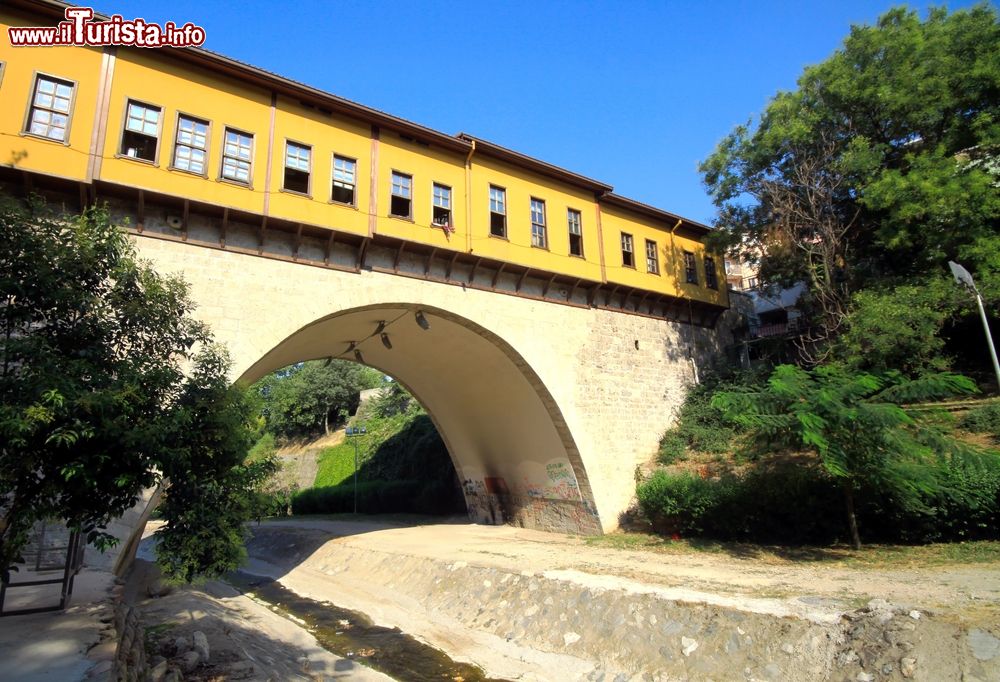 Immagine L'antico ponte di Irgandi, Bursa, con la sua bella architettura (Turchia).