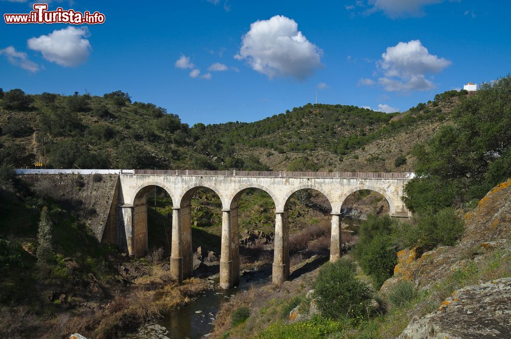 Immagine L'antico ponte di Mertola sul torrente di Oeiras, Portogallo. Un suggestivo scorcio paesaggistico dell'Alentejo.