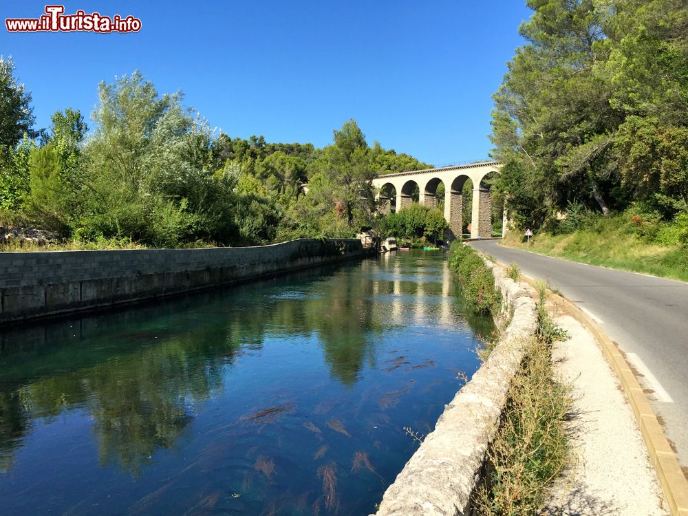 Immagine Antico ponte ferroviario sul fiume Sorgue a Fontaine-de-Vaucluse, Provenza, Francia.