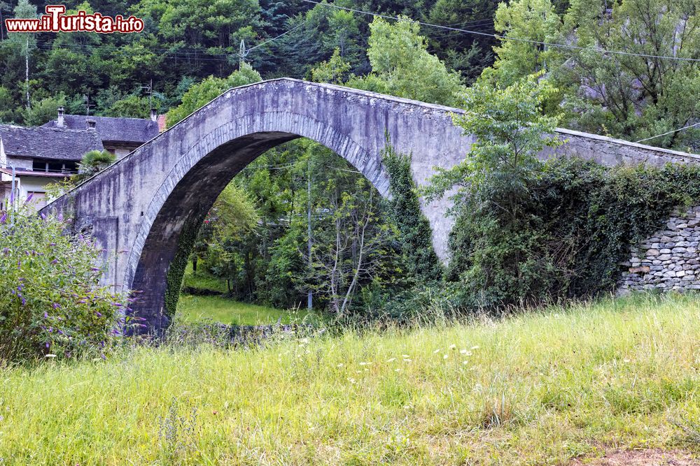 Immagine Antico ponte romano di Pontemaglio, Piemonte, Italia. E' a schiena d'asino il ponte di costruzione romana che serviva a superare il fiume Toce lungo il tracciato della via Settimia, ultimata verso la fine del secondo secolo d.C.. Lo si può ammirare a Pontemaglio, frazione di Crevoladossola da cui si apre la Valle Antigorio.