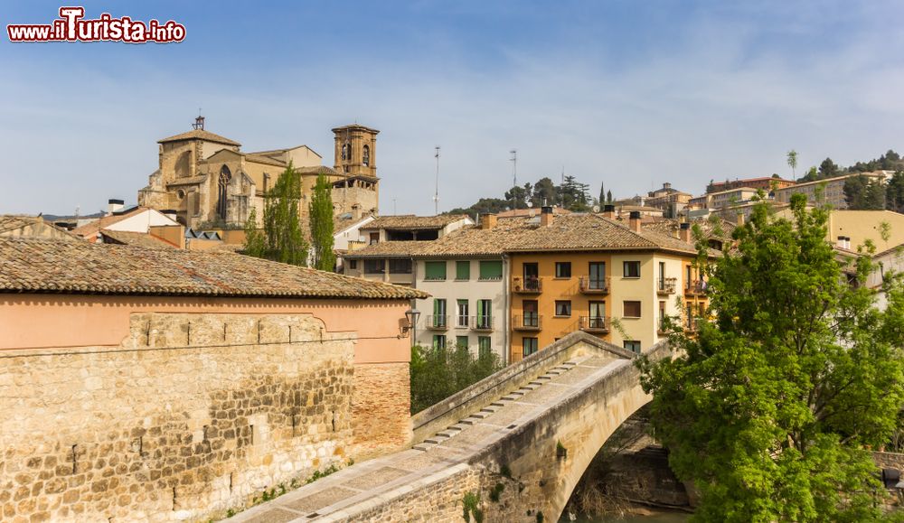 Immagine Antico ponte romano nella città di Estella, Spagna. Attraversata dal fiume Ega, questa località è caratterizzata da un un centro storico medievale nel quale gli edifici romanci e gotici ricordano il suo antico splendore.