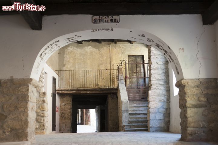 Immagine Antico portico del Vicolo dietro le Mura nel centro di Varzi, nell'Oltrepò Pavese in Lombardia - © Claudio Giovanni Colombo / Shutterstock.com