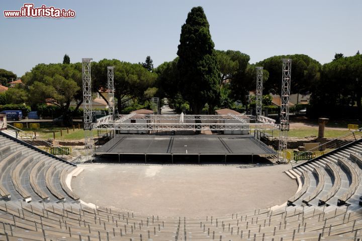 Immagine L'Antico Teatro a Frejus in Costa Azzurra, utilizzato per alcuni spettacoli estivi molto aprrezzati nel sud della Francia - © Philip Lange / Shutterstock.com