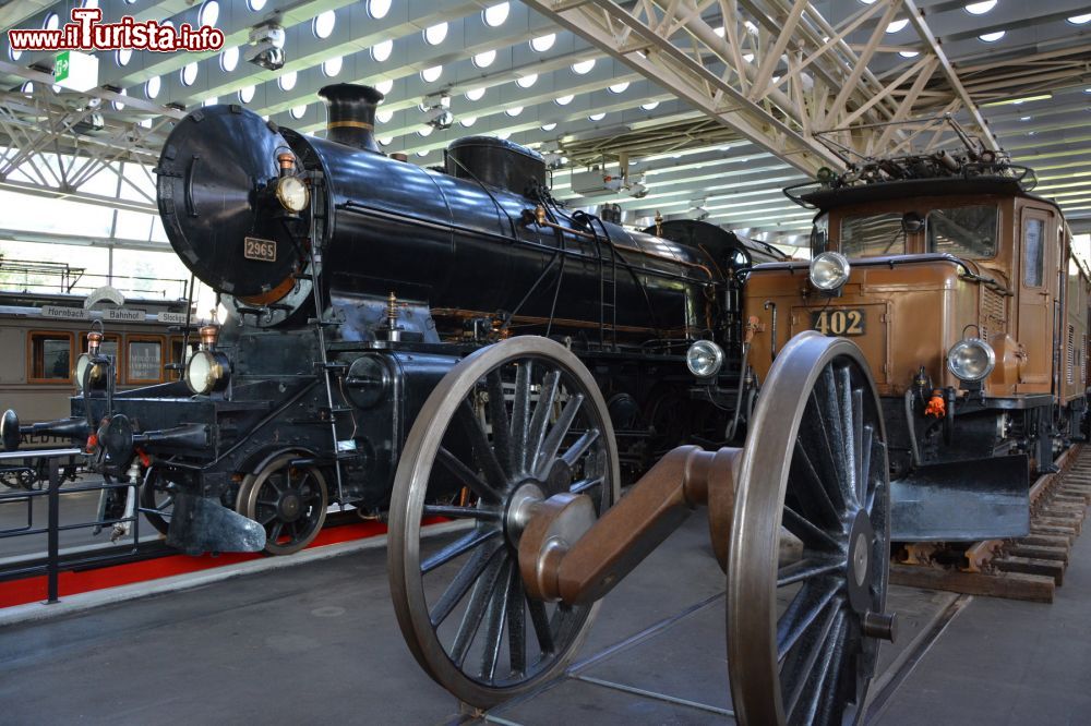 Immagine Antico treno al Museo dei Trasporti di Lucerna (Svizzera). Questo spazio museale offre un'ampia esposizione di locomotive, automobili, barche e aerei oltre ad una collezione di oggetti dedicati al mondo delle telecomunicazioni.
