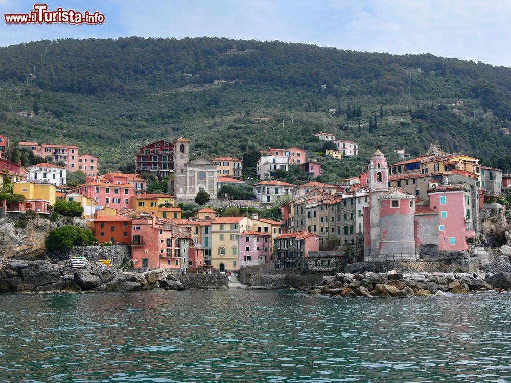 Immagine L'antico villaggio di Tellaro sul Golfo dei Poeti fotografato dal mare, La Spezia, Italia. E' stato recensito come uno dei borghi più belli d'Italia.