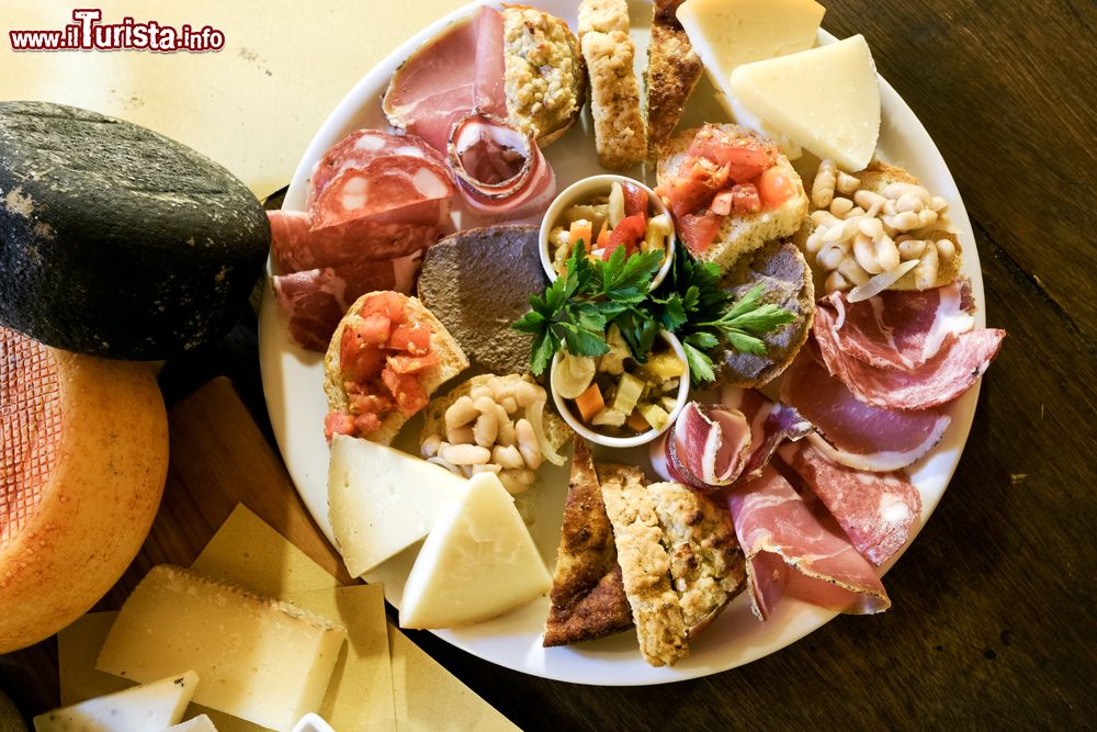 Immagine Antipasto tipico della Toscana, con salumi e formaggi dop