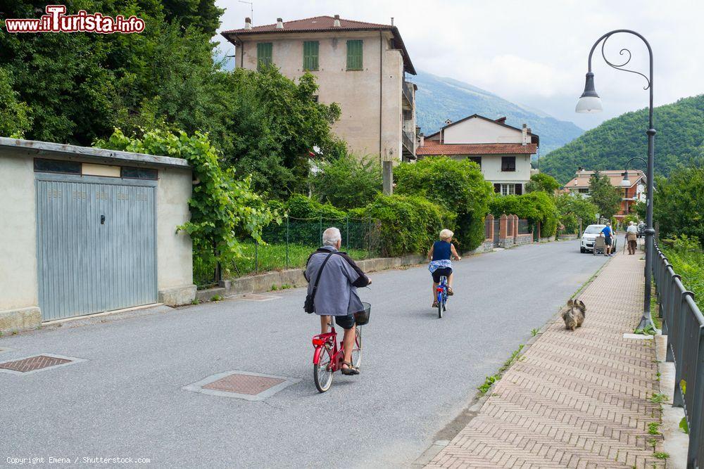 Immagine Anziani in bicicletta sulle piste ciclabili di Ormea, Piemonte, Italia - © Emena / Shutterstock.com