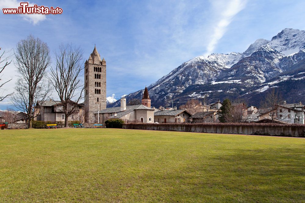 Immagine Aosta con le sue montagne e uno scorcio cittadino, Valle d'Aosta. Elegante capoluogo della regione autonoma Valle d'Aosta, Aosta sorge a 583 metri d'altezza a sinistra del fiume Dora Baltea.