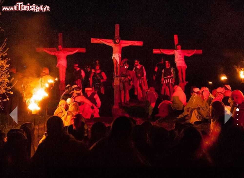 Immagine Apecchio, Marche: il Passio di Serravalle di Carda, la raprresentazione della Passione e Morte di Gesù Cristo - © www.serravalledicarda.com