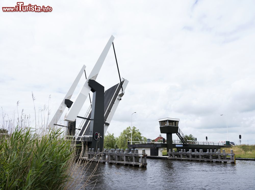 Immagine Apertura di un moderno ponte levatoio vicino a Sneek, Olanda.
