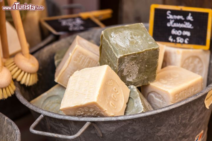 Immagine Sapone artigianale in un negozio di L'Isle-sur-la-Sorgue. In città, oltre ai tanti negozi d'antiquariato, se ne trovano anche molti che vendono oggetti fatti a mano - foto © dvoevnore / Shutterstock.com