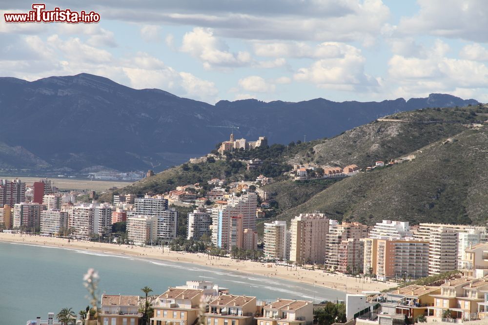 Immagine Appartamenti estivi lungo il litorale di Cullera, provincia di Valencia, Spagna.