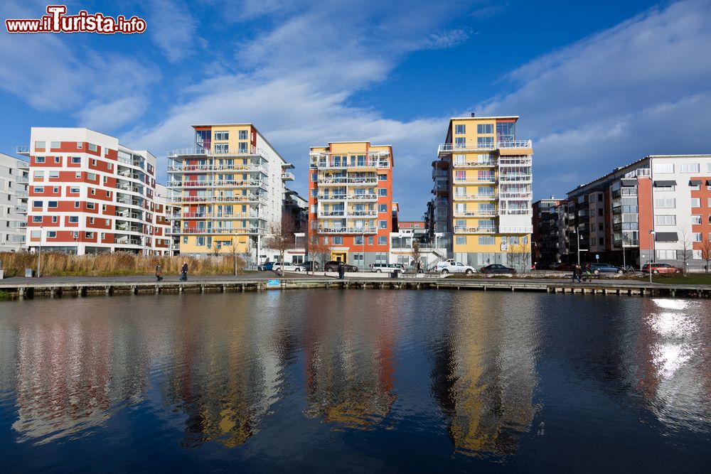 Immagine Appartamenti moderni nella città di Vasteras, Svezia. Questa cittadina affacciata sul lago Malaren ha grandi progetti per il futuro grazie anche all'aspetto vivace e alle moderne realizzazioni architettoniche.