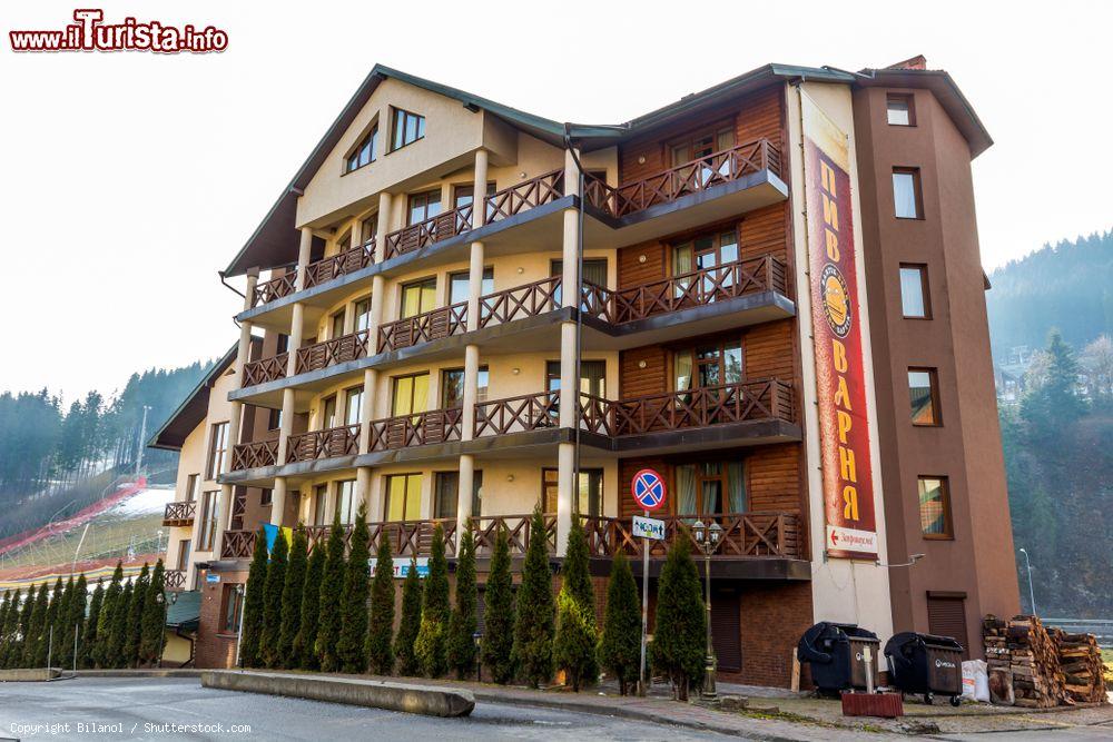 Immagine Appartamenti residenziali nel villaggio sciistico di Bukovel, Ucraina - © Bilanol / Shutterstock.com