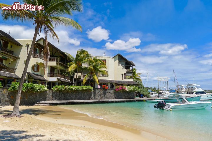 Immagine Appartamenti per le vacanze a Grand Baie, Mauritius - Imbarcazioni e ville, perfetto binomio per chi desidera una vacanza a tutto relax e con ogni comfort in questo angolo di paradiso dell'oceano Indiano sud occidentale. Molti turisti provenienti da ogni parte del mondo raggiungono questa località per godere del sole in inverno © Pawel Kazmierczak / Shutterstock.com