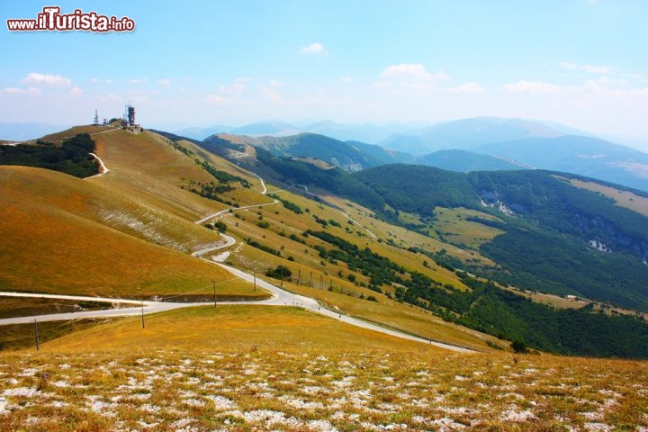 Immagine Appennino Umbro a nord di Gubbio: tra queste montagne, nella gola del Bottaccione, venne ritrovato dal geologo Alvarez il livello K/T ricco in Iridio, la prova che 65 milioni di anni fa la terra fu colpita da un grande asteroide, la causa più probabile della scomparsa dei dinosauri dalla terra - © Alexandra Lande / Shutterstock.com