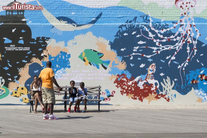 Immagine L'acquario di New York City a Coney Island, Stati Uniti. Istituito nel 1896, ospita al suo interno oltre 8 mila specie di animali marini, dagli squali alle otarie sino ai cavallucci marini - © starmaro / Shutterstock.com