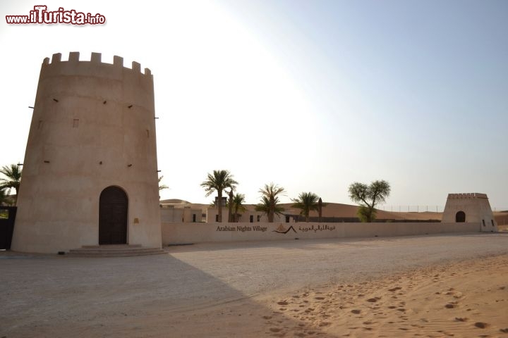 Immagine Arabian Nights Village, Abu Dhabi: è una struttura sorta nel deserto ad una sola ora di viaggio a sud di Abu Dhabi, non distante da Al Ain. Qui è ricreata in chiave moderna e con tutti i comfort del caso la vita di un tipico villaggio del deserto ed è possibile passarvi una giornata per compiere escursioni o pernottarvi anche per la notte.