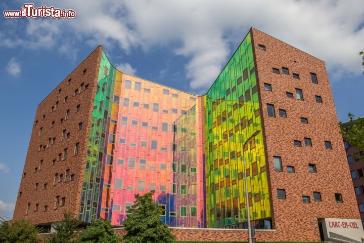 Immagine Il cosiddetto "Arc en ciel" è un edificio moderno nella parte nuova della città di Deventer (Olanda). Storicamente Deventer è sempre stata una località molto ricca, anche grazie alla sua affiliazione alla Lega Anseatica - foto © Marc Venema / Shutterstock.com