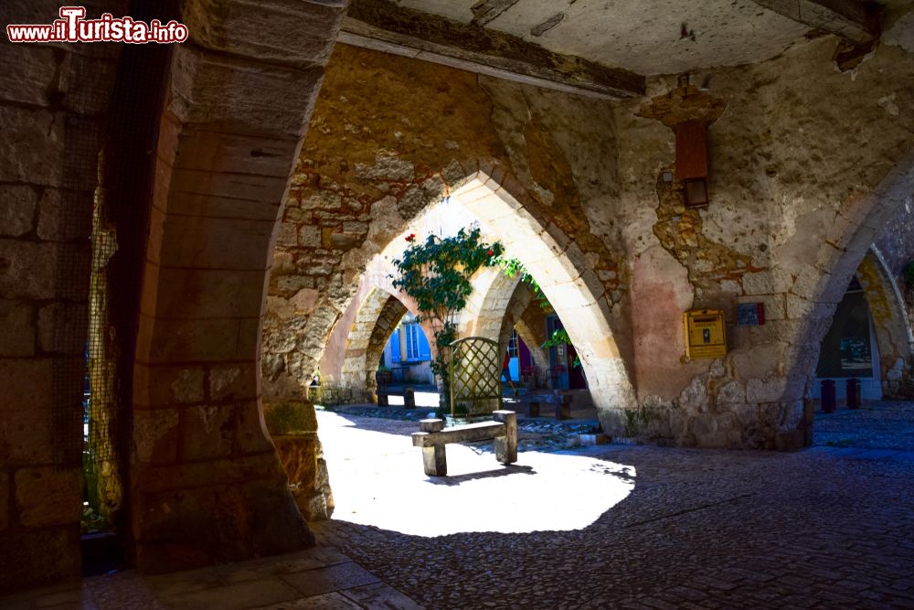 Immagine Arcata medievale nei pressi della piazza principale di Monpazier, Francia.