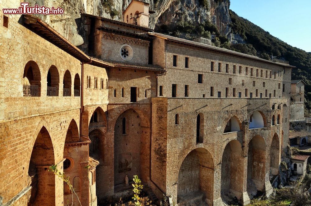 Immagine Le arcate che sorreggono il monastero di San Benedetto a Subiaco, provincia di Viterbo, Lazio.