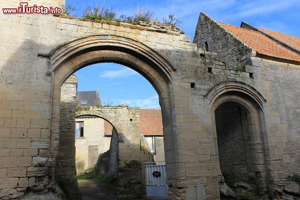Immagine Arcate nel centro storico di Fontaine Henry in Normandia Par Roi.dagobert — Travail personnel, CC BY-SA 3.0, Lien