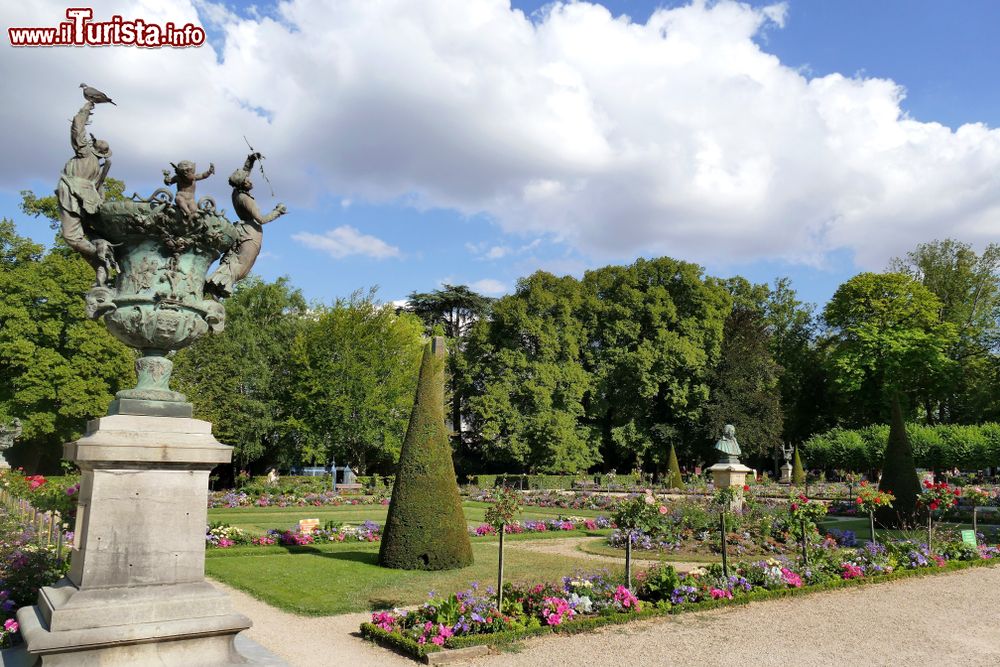 Immagine Archbishop's Garden, i giardini pubblici della città di Bourges, Francia. Si trovano dietro la cattedrale; la loro creazione risale al '700.