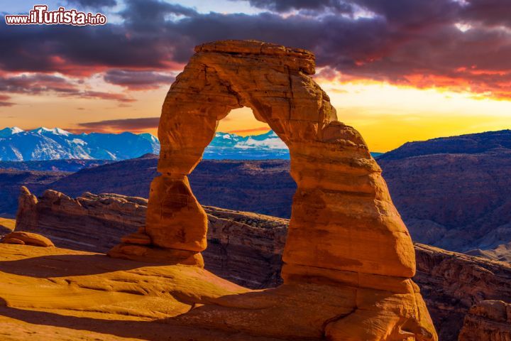 Immagine Una splendida immagine dell'Arches National Park, Utah, Stati Uniti. Quest'area naturale protetta degli USA conserva oltre 2 mila archi naturali di arenaria fra cui il celebre Delicate Arch, formazione geologica unica - © osemaria Toscano / Shutterstock.com