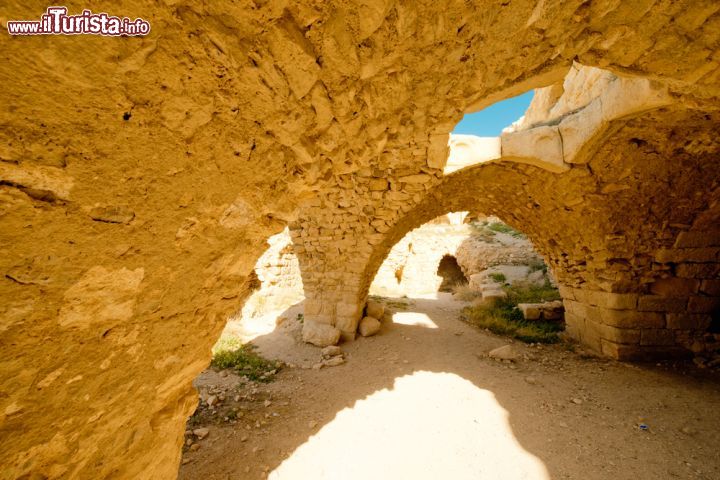 Immagine Archi di pietra al castello di Karak, Giordania. L'antica roccaforte dei crociati ospita al suo interno un vero e proprio labirinto di archi in pietra e cuniculi senza fine - © Anton_Ivanov / Shutterstock.com