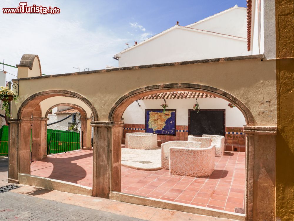 Immagine Archi in muratura in una piazzetta della città di Calpe, Spagna.
