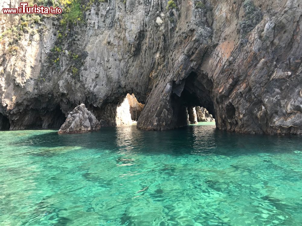 Immagine Archi naturali e il mare spettacolare di Palmarola, Isole Ponziane, Lazio