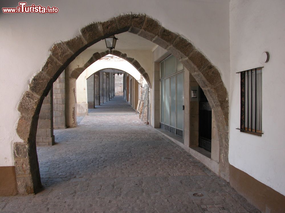 Immagine Archi nel centro storico di Sagunto, Spagna. L'antico borgo offre pittoreschi scorci da vedere e fotografare.