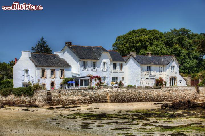 Immagine Architettura a Brignogan-Plages, a nord di Brest in Francia - Le caratteristiche abitazioni dalla facciate bianche e dal tetto a spiovente di questo villaggio bretone © Rolf E. Staerk / Shutterstock.com