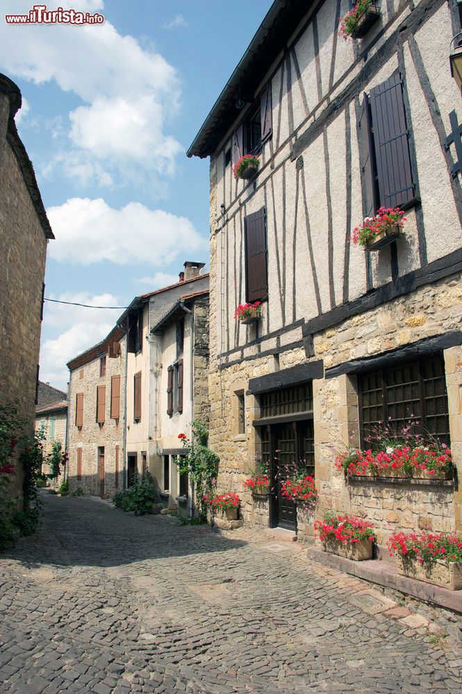 Immagine Architettura a graticcio a Cordes-sur-Ciel, Francia. Una bella casa con la facciata a travi in legno nel borgo storico di questo territorio nel Tarn. 