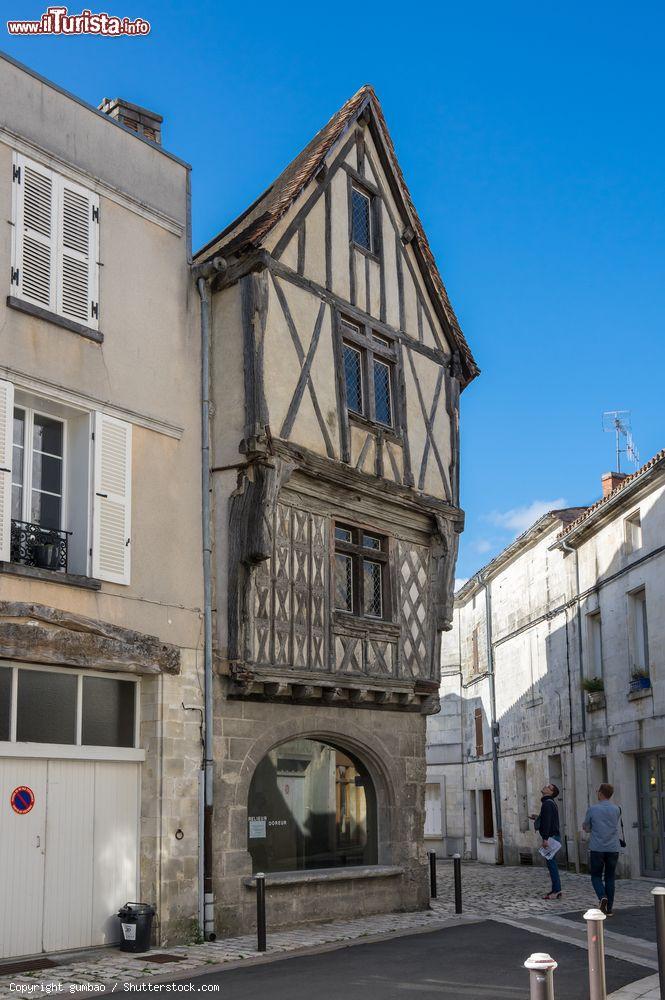 Immagine Architettura a graticcio nel centro storico di Cognac, Francia - © gumbao / Shutterstock.com