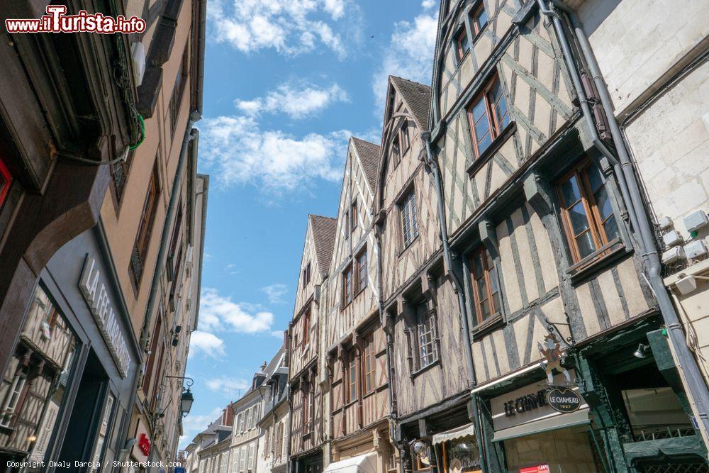 Immagine Architettura a graticcio per le case del centro storico di Bourges, cittadina medievale dello Cher (Francia) - © Omaly Darcia / Shutterstock.com