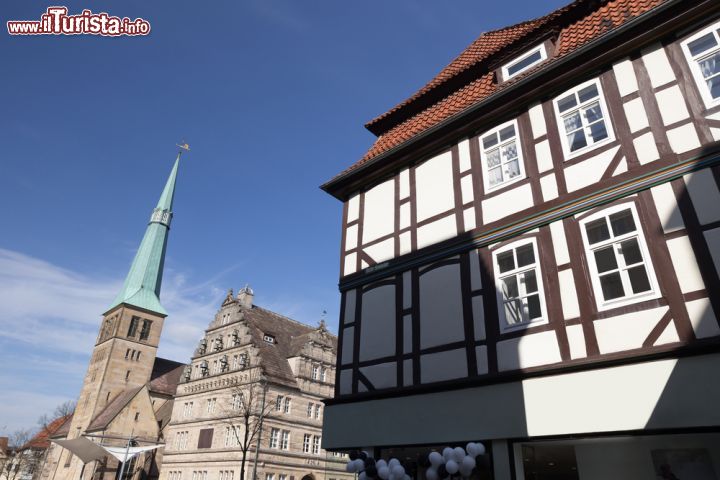 Immagine Architettura a Hameln, Germania. Un bell'esempio di edifici civili e religiosi nel cuore di questa città della Bassa Sassonia - © Tobias Arhelger / Shutterstock.com