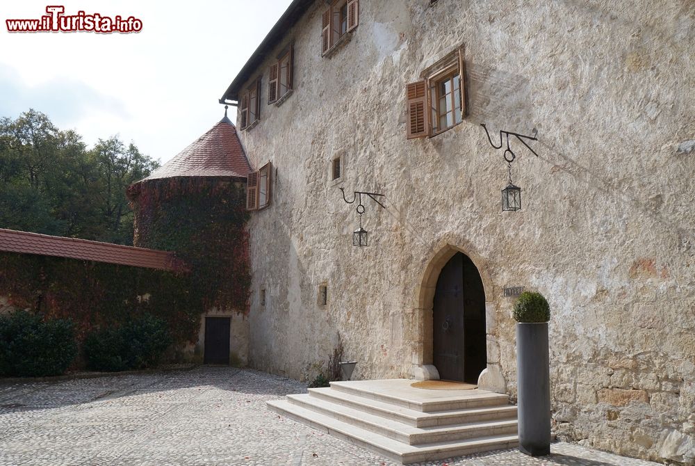 Immagine Architettura al castello di Otocec, Slovenia: una torre d'angolo.