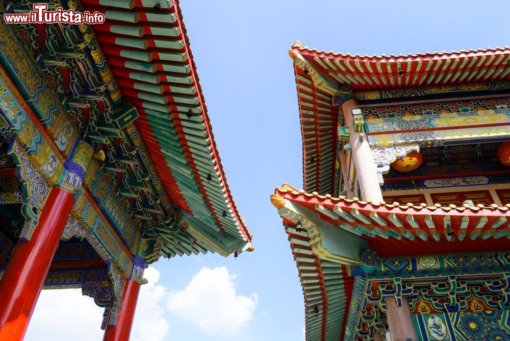 Immagine Architettura al tempio cinese di Wat Borom Raja Kanjanapisek a Nonthaburi (Thailandia). Decorazioni e colori sgargianti caratterizzano la costruzione religiosa.