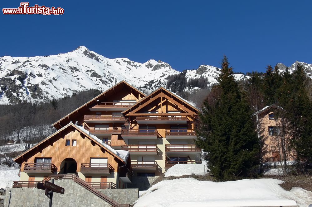 Immagine Architettura alpina nel villaggio di Vaujany, Alpi, Francia, in inverno.