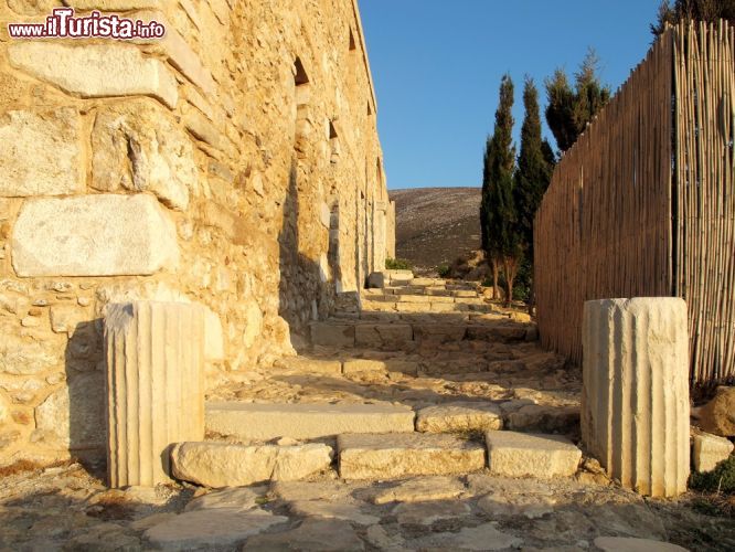 Immagine Architettura antica sull'isola di Anafi, Grecia. Agli appassionati di archeologia Anafi offre alcuni luoghi imperdibili in cui ammirare i resti di edifici e costruzioni - © Kostas Koutsaftikis / Shutterstock.com