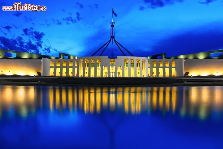 Immagine L'architettura di Canberra, capitale dell'Australia - Viene fatta una scelta molto particolare per l'architettura di Canberra, ossia quella relativa al colore e agli spazi. Il bianco, come si vede dall'immagine, crea un gioco di libertà con le linee libere e questo rende le visioni molto lucide. Un gioco che evoca le colonne greche ma moderne e quindi più stilizzate poi, contribuisce a dare un tocco di contemporaneo decisamente all'avanguardia - © Luis Boucault / Shutterstock.com