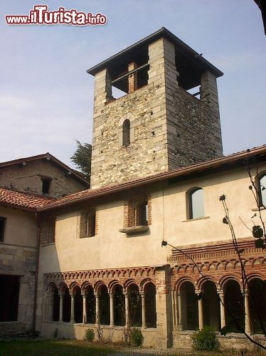 Immagine Architettura del chiostro di Voltorre in una frazione di Gavirate, provincia di Varese, Lombardia. Nel Medioevo era il cuore di un complesso monastico fiorente: situato lungo una delle direttrici fra il Nord Europa e il Contado del Seprio verso Milano, questo edificio fu edificato a partire dall'XI° secolo.