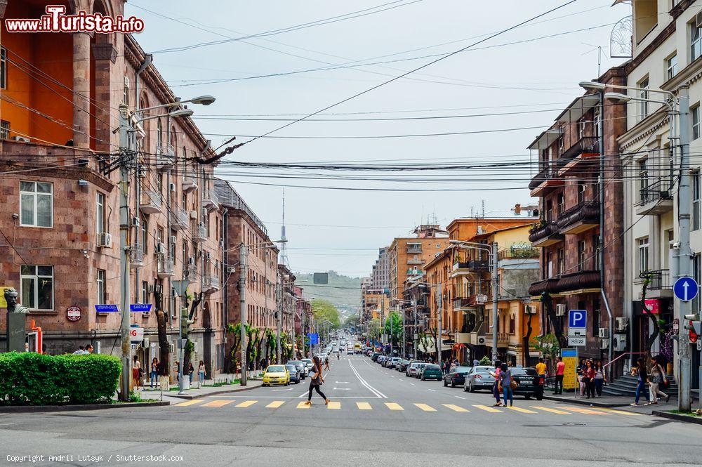 Immagine Architettura degli edifici lungo una strada nel centro di Yerevan, Armenia - © Andrii Lutsyk / Shutterstock.com