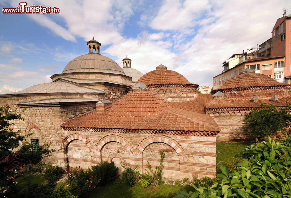 Immagine Architettura degli hamam a Bursa, Turchia. In lingua araba "hamam" indica il complesso termale in cui i musulmani effettuano il ghusl, lavacro maggiore, o il wudu (lavacro minore) per raggiungere la purità rituale.