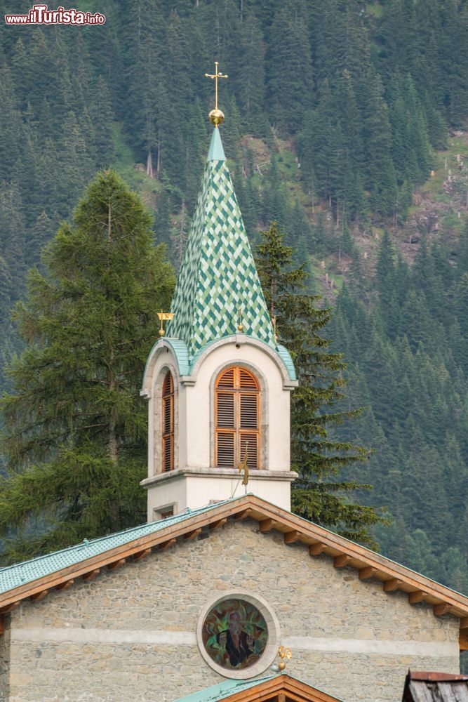 Immagine Architettura del campanile con maioliche verdi a Canazei, Val di Fassa, Trentino Alto Adige.