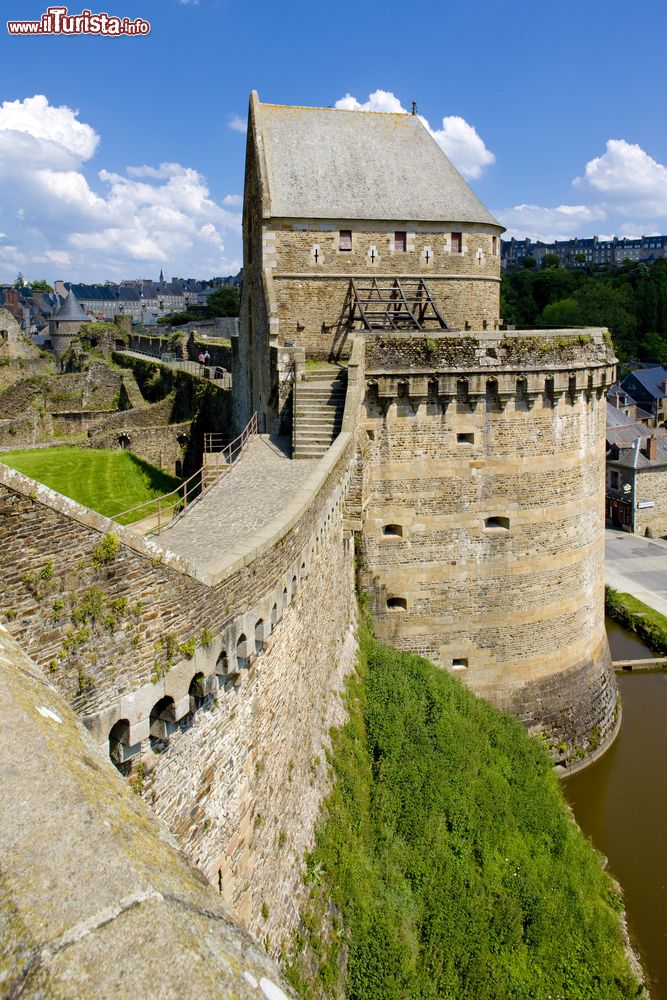 Immagine Architettura del castello di Fougères, Bretagna, Francia. Ci sono voluti circa 4 secoli per la costruzione di questo maniero in cui si possono distinguere fasi e caratteristiche stilistiche diverse.