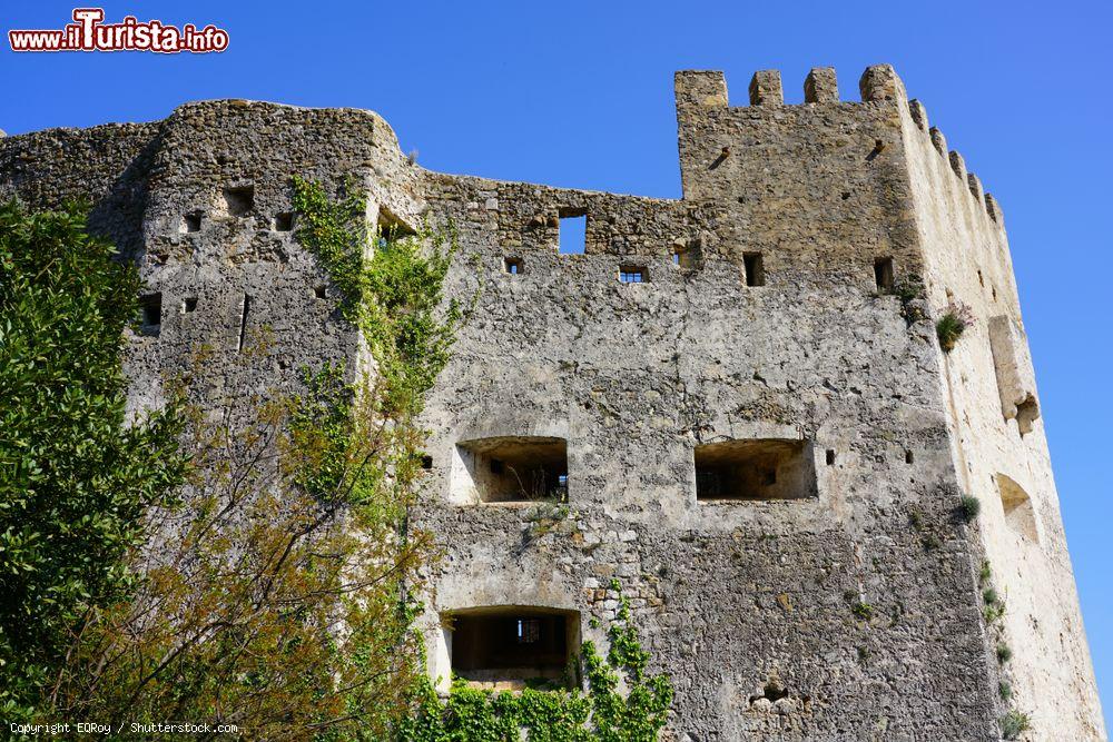 Immagine Architettura del castello di Roquebrune-Cap-Martin nel borgo fortificato della riviera francese: raro esempio di epoca carolingia, questo maniero offre una vista mozzafiato sul lungomare - © EQRoy / Shutterstock.com