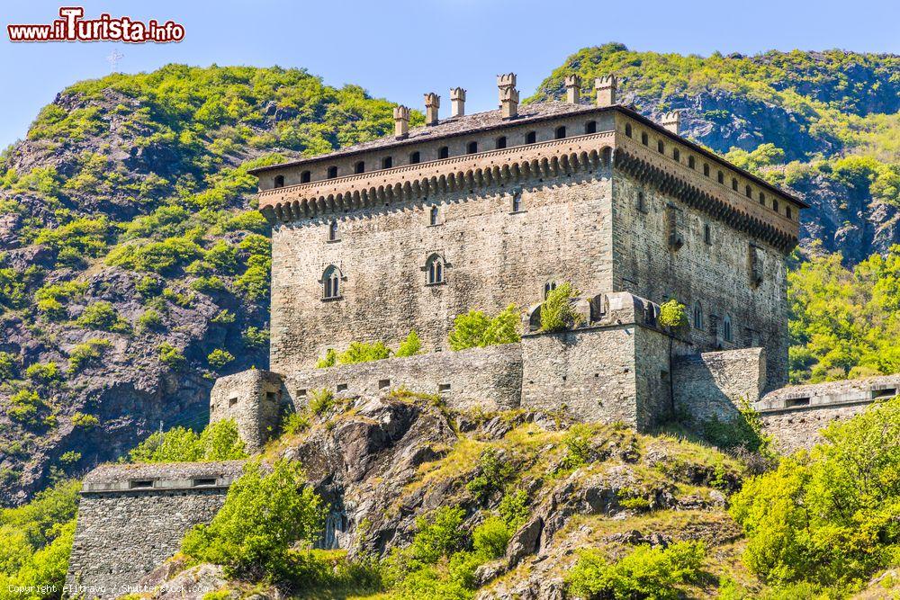 Immagine Architettura del castello di Verres, Valle d'Aosta, Italia. Edificato come fortezza militare da Ibleto di Challant nel XIV° secolo, è stato uno dei primi esempi di castello monoblocco, costituito cioè da un unico edificio - © elitravo / Shutterstock.com